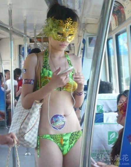 "Tội lỗi hồn nhiên": Chị em Trung Quốc mặc nguyên đồ lót, áo tắm lên xe bus "Tội lỗi hồn nhiên": Chị em Trung Quốc mặc nguyên đồ lót, áo tắm lên xe bus