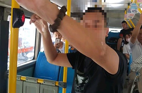 Tạm giữ người đàn ông thủ dâm trên xe buýt Hà Nội, xác minh hành vi dâm ô - 1