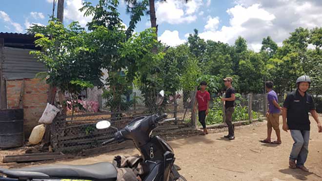 Bé 14 tuá»i trúng Äạn tá» vong khi Äứng xem bắn gà - 1